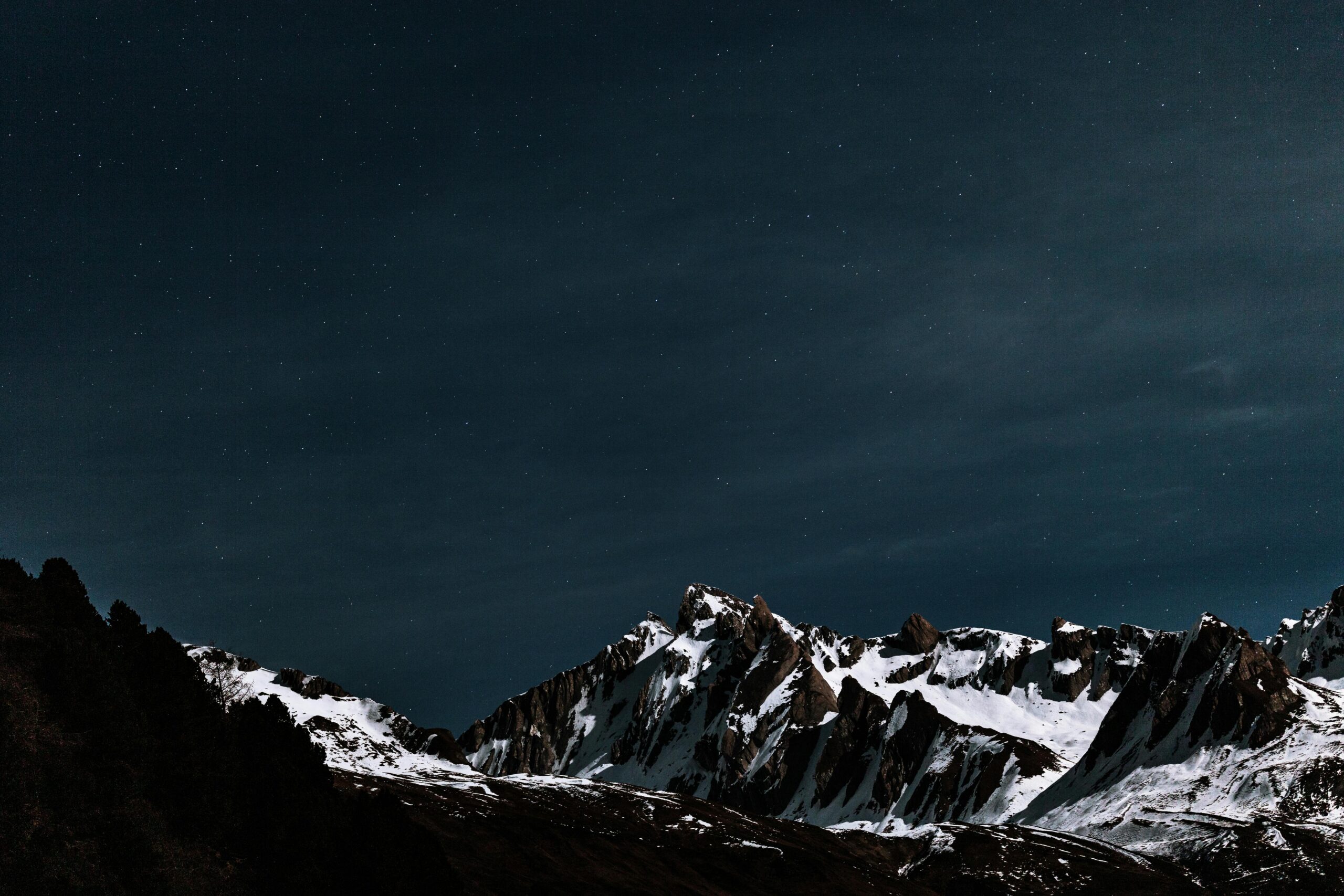 Cielo stellato notturno, paesaggio montanaro