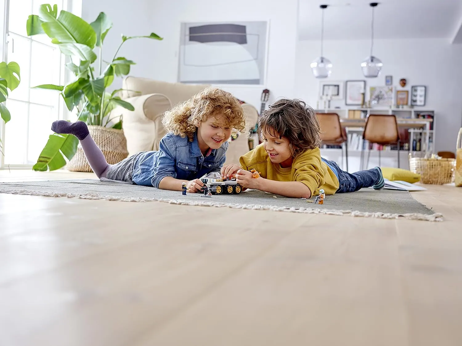 Bambini che giocano e si sentono sicuri in un ambiente pulito dalla muffa