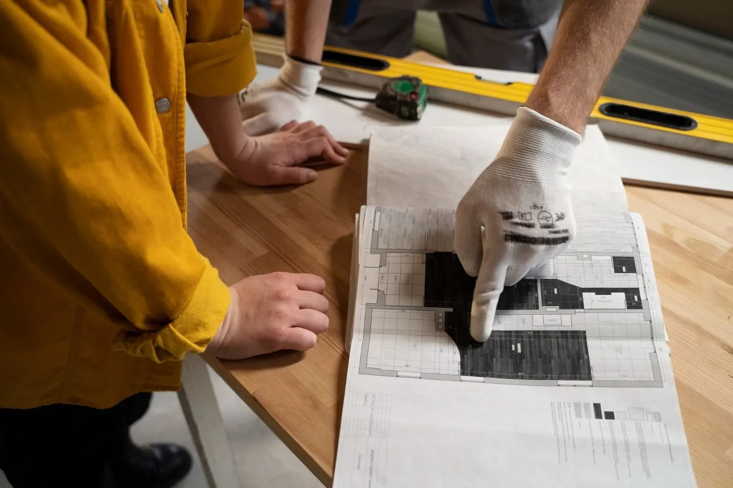 Tecnico operatore che illustra a una cliente le zone sulla quale operare