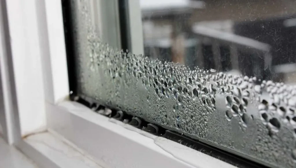 Immagine finestra con gocce di condensa - MuffaSpecialist