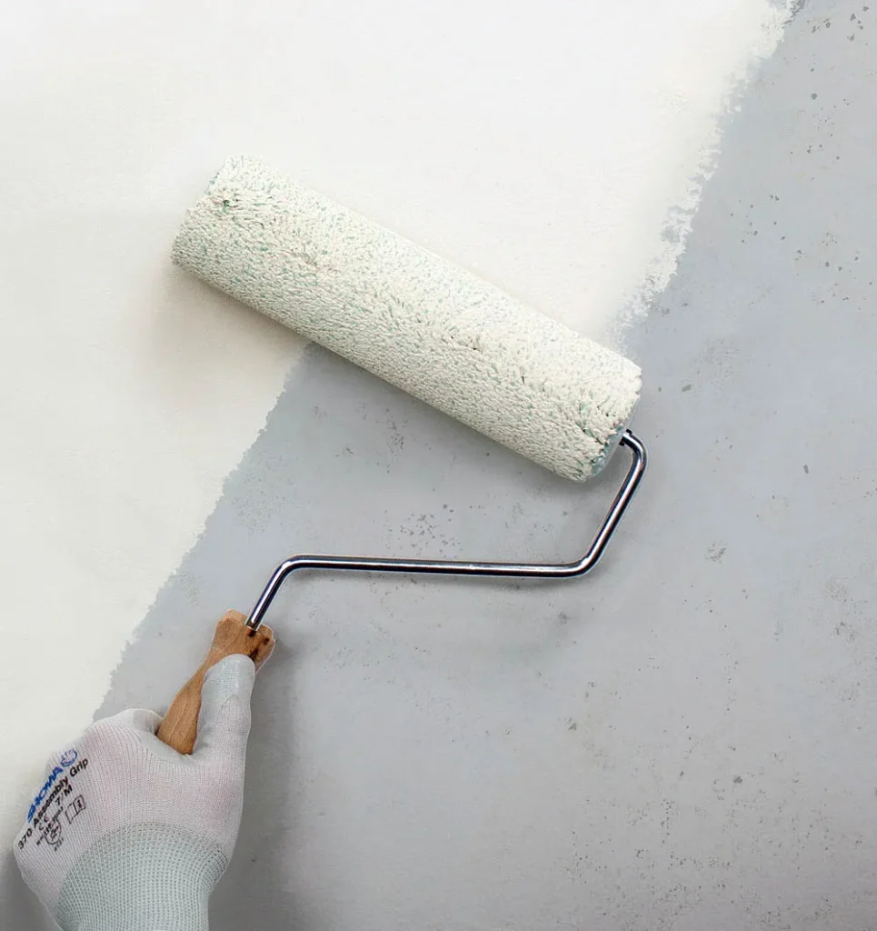 Operatore Muffa Specialist che tratta un muro con pittura Termoisolante